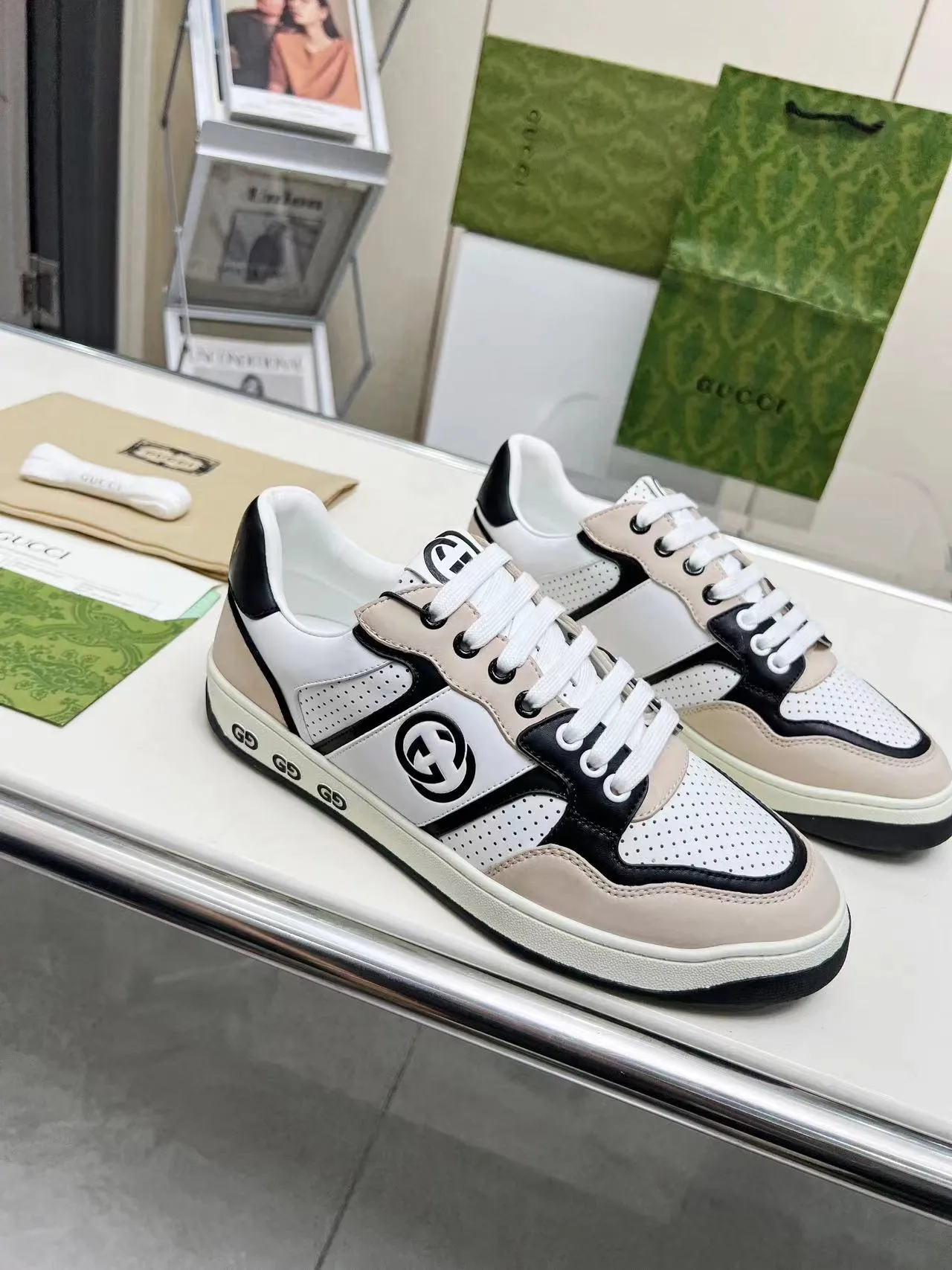 P620 💞💞Gucci G Home’s latest popular sports shoes, couple’s style, casual, retro white shoes 🌸🌸🌸 New popular series. The exquisite and compact interlocking double G logo romantically interprets the aesthetic concept of this series. Made of off-white leather, retro inspiration is cleverly blended into the sneaker design to reinterpret the brand logo. Exquisitely packaged at the delivery counter 🛍📦 ▪️Fabric: Original custom-made imported first-layer cowhide leather ▪️Lining: Original custom-made imported cowhide lining ▪️Outsole: Original molded two-color TPU outsole ▪️Size: Women's 35-40 / Men's 39-45